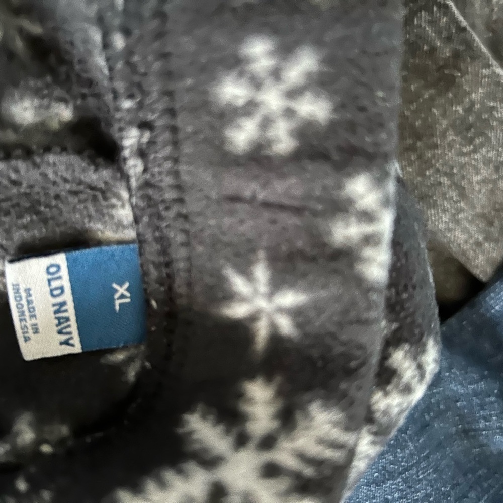 Old Navy Men's Black and White Snowflake Joggers - Picture 7 of 9